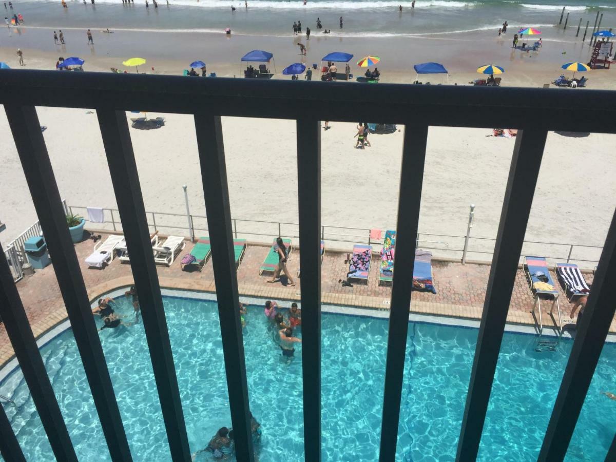 デイトナ・ビーチOcean Breeze - Direct Ocean Front-Pool Is Openアパートメント エクステリア 写真